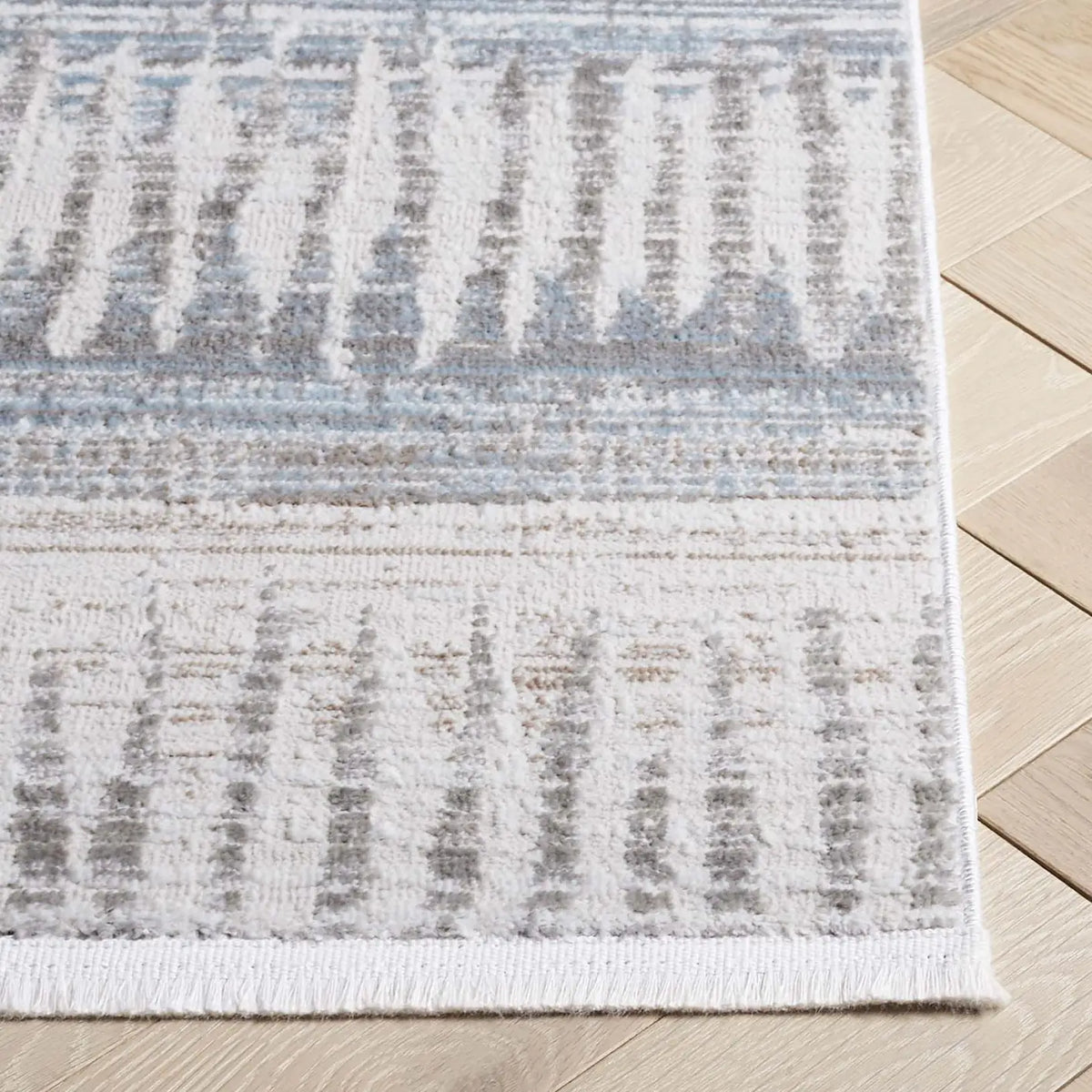 Safavieh Mila 4'-0" x 6'-0" Rug in Beige / Blue