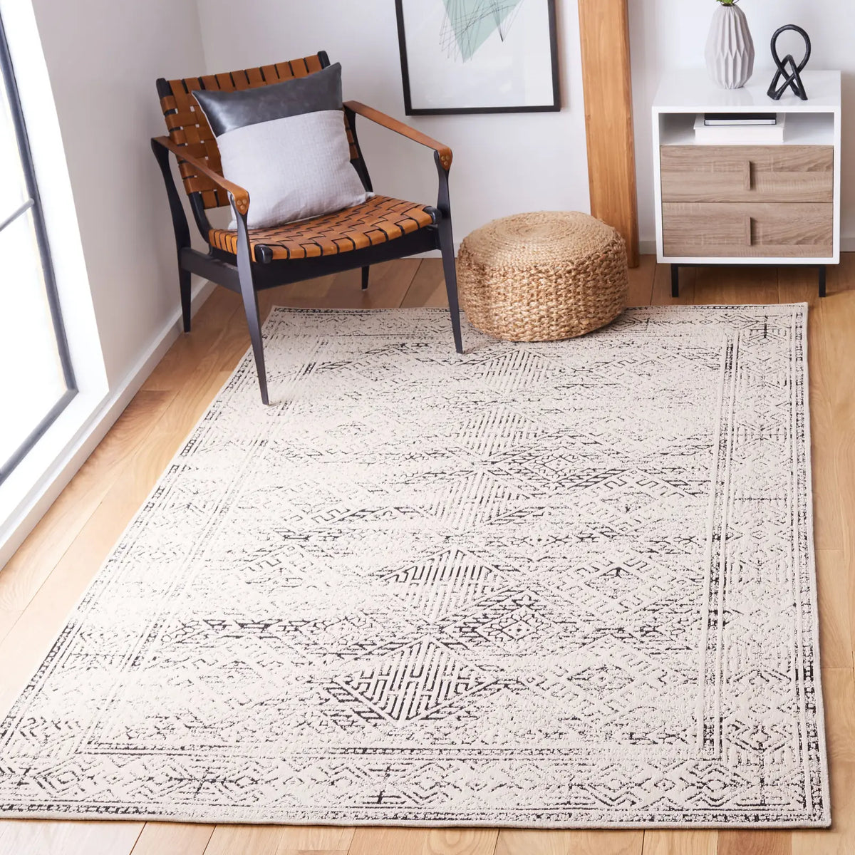 Safavieh Classic Vintage 4'-0" x 6'-0" Rug in Beige / Black