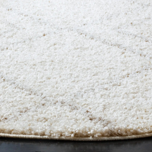Safavieh Arizona Shag 5'-1" x 5'-1" Rug in Ivory / Beige