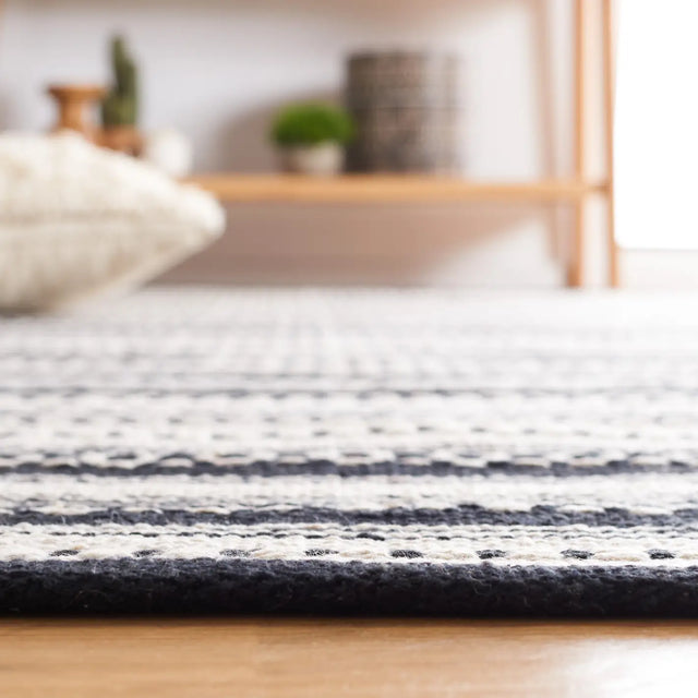Safavieh Montauk 4'-0" x 6'-0" Rug in Black / Ivory