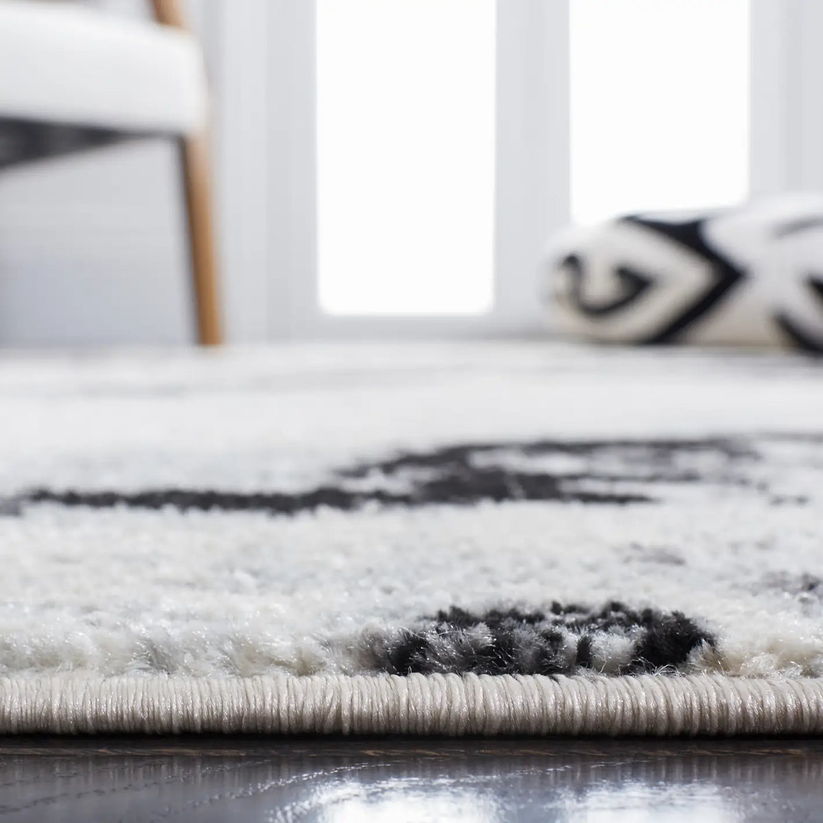 Safavieh Tulum 4'-0" x 6'-0" Rug in Ivory / Black