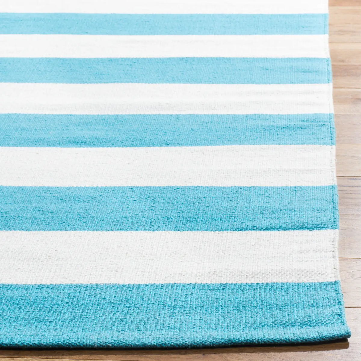 Safavieh Montauk 4'-0" x 6'-0" Rug in Turquoise / Ivory