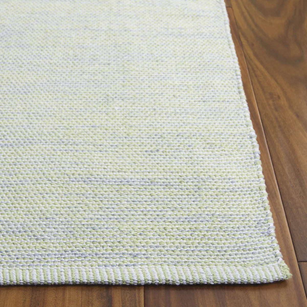 Safavieh Montauk 4'-0" x 6'-0" Rug in Green / Ivory