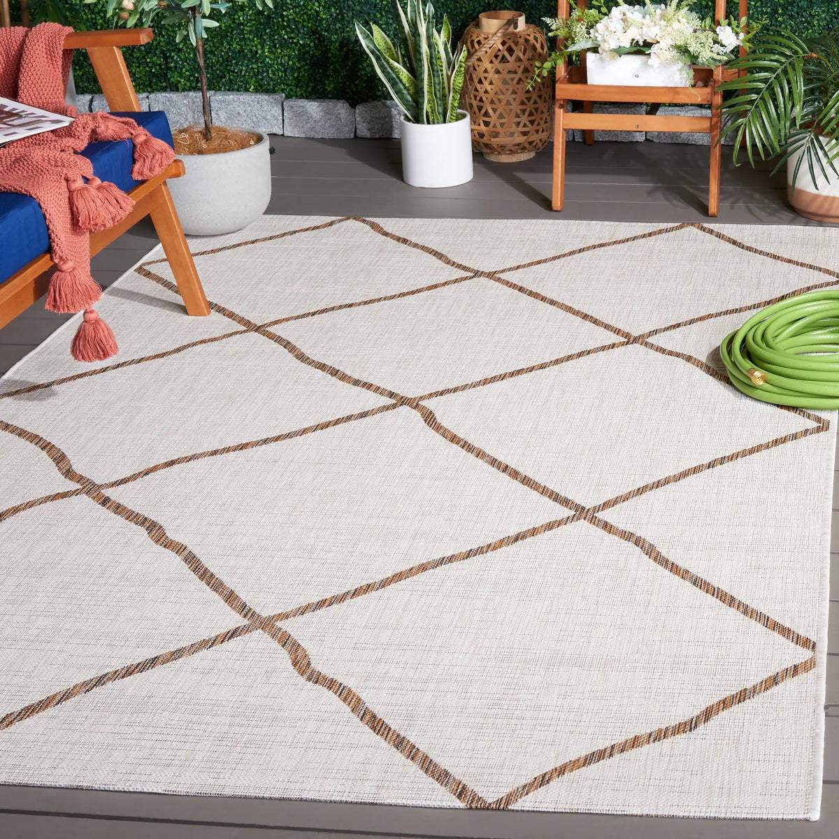 Safavieh Courtyard 4'-0" x 5'-7" Rug in Ivory / Brown