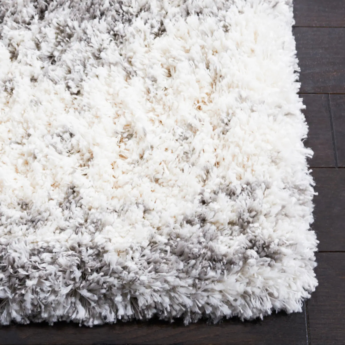 Safavieh Iceland Shag 4'-0" x 6'-0" Rug in Ivory / Grey