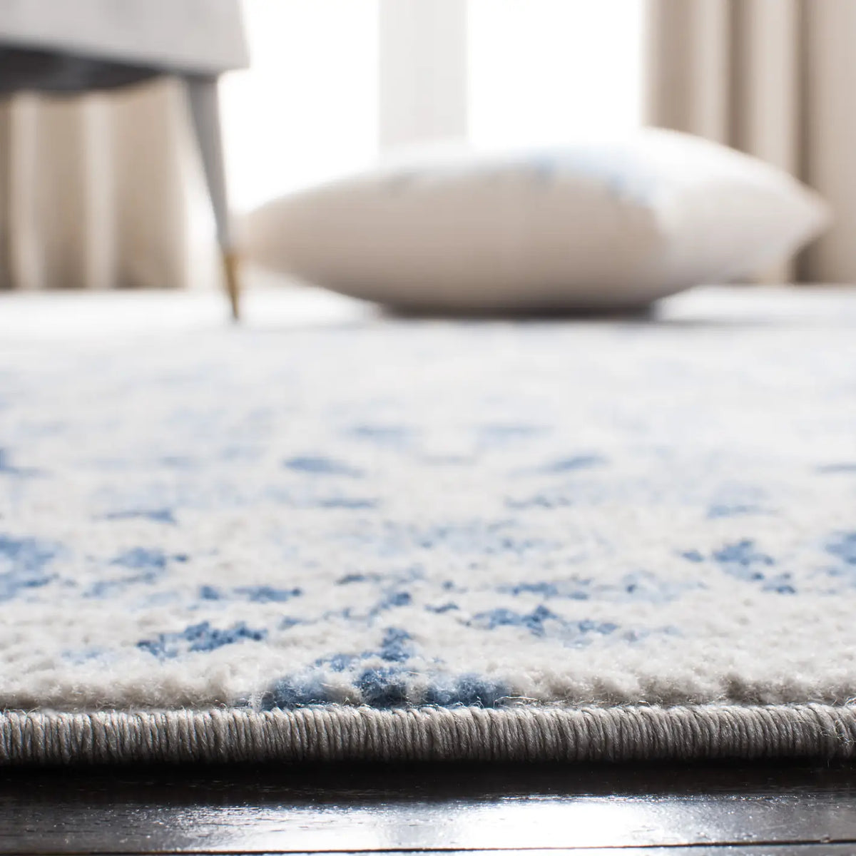 Safavieh Martha Stewart 28 5'-3" x 7'-6" Rug in Cream / Blue