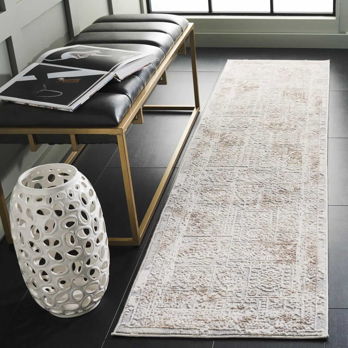 Safavieh Hanna 2'-0" x 8'-0" Rug in Ivory Grey / Beige
