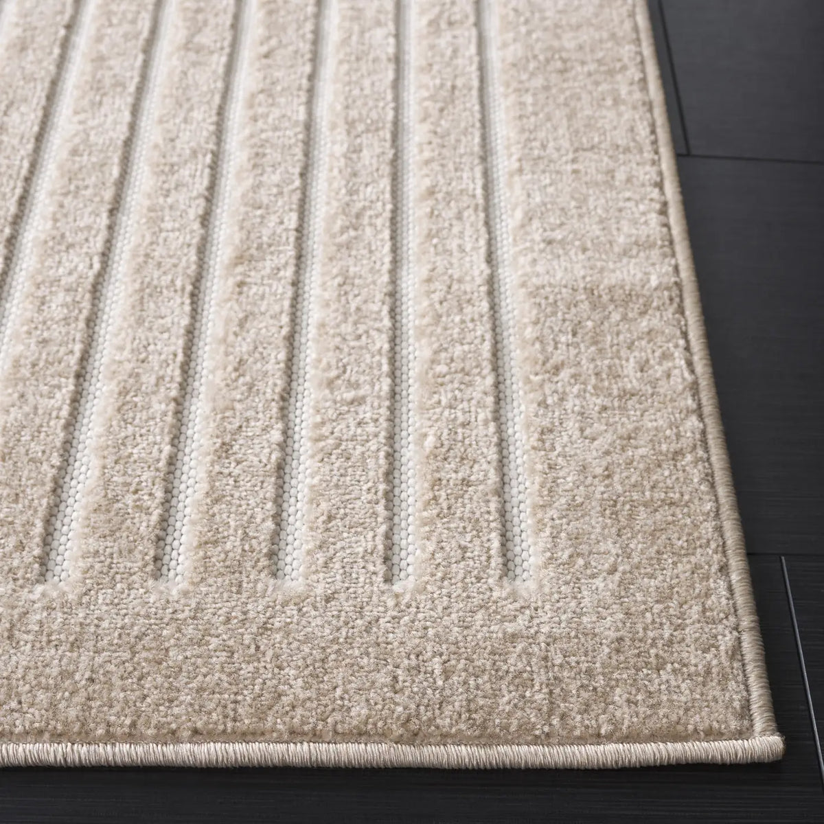 Safavieh Stella 4'-0" x 6'-0" Rug in Beige / Ivory