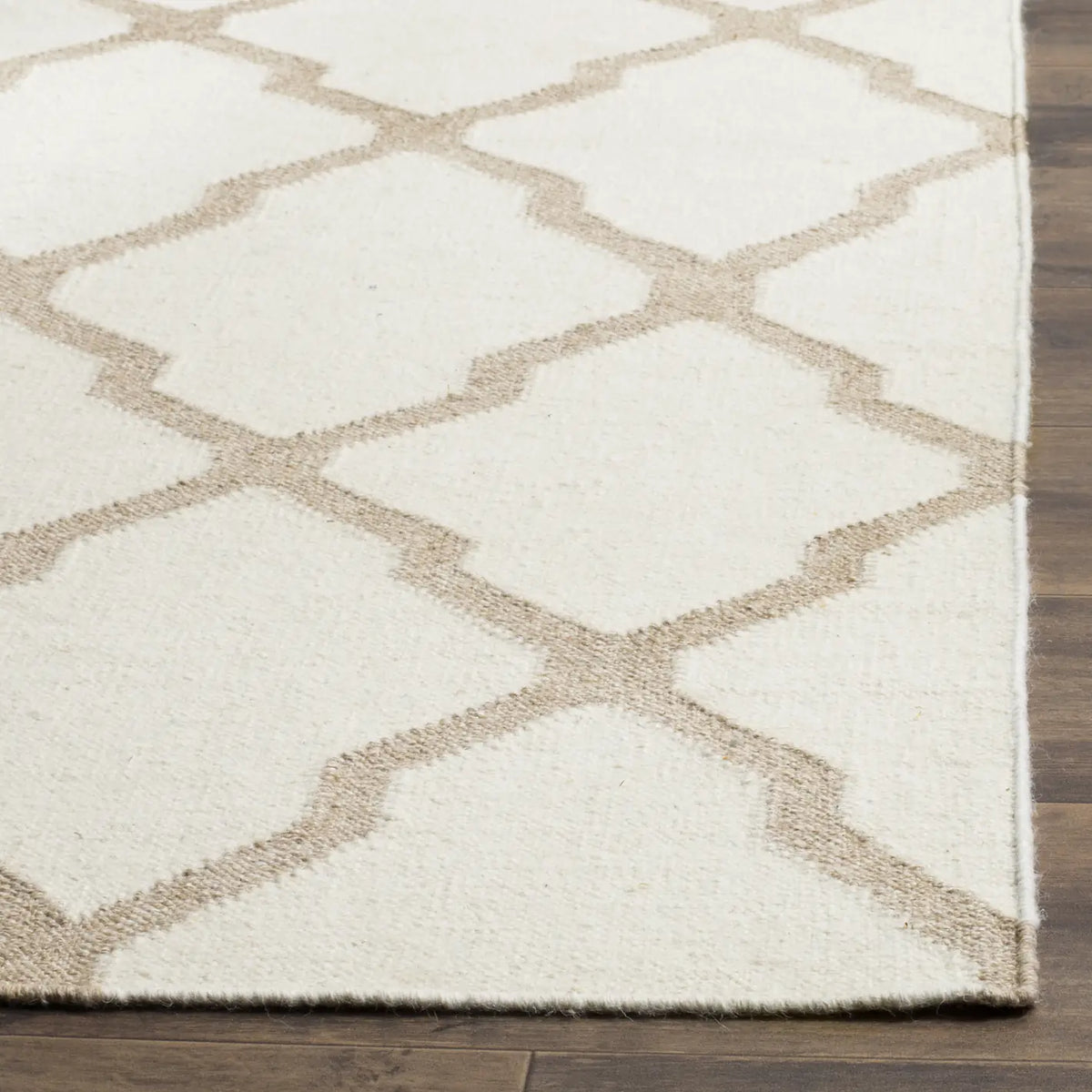 Safavieh Dhurries 4'-0" x 6'-0" Rug in Ivory / Camel