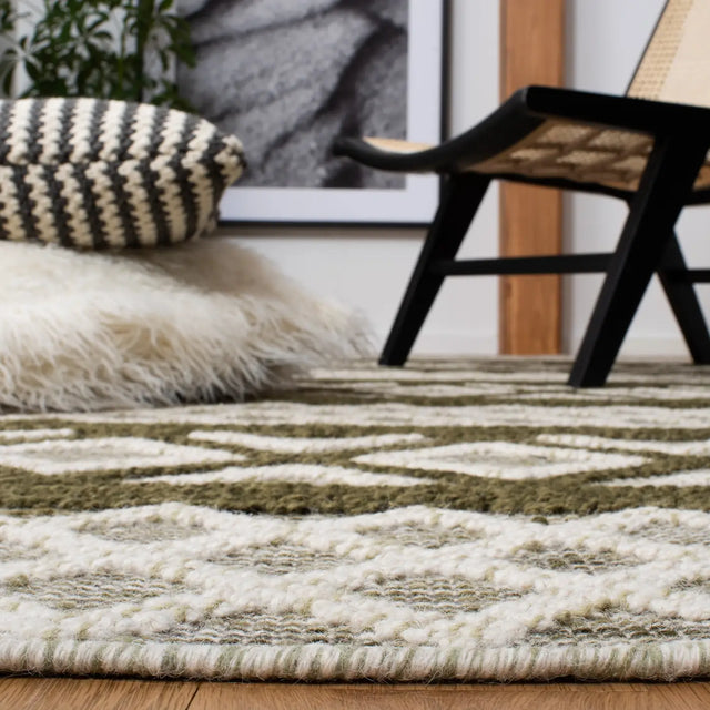 Safavieh Vermont 4'-0" x 6'-0" Rug in Ivory / Dark Green