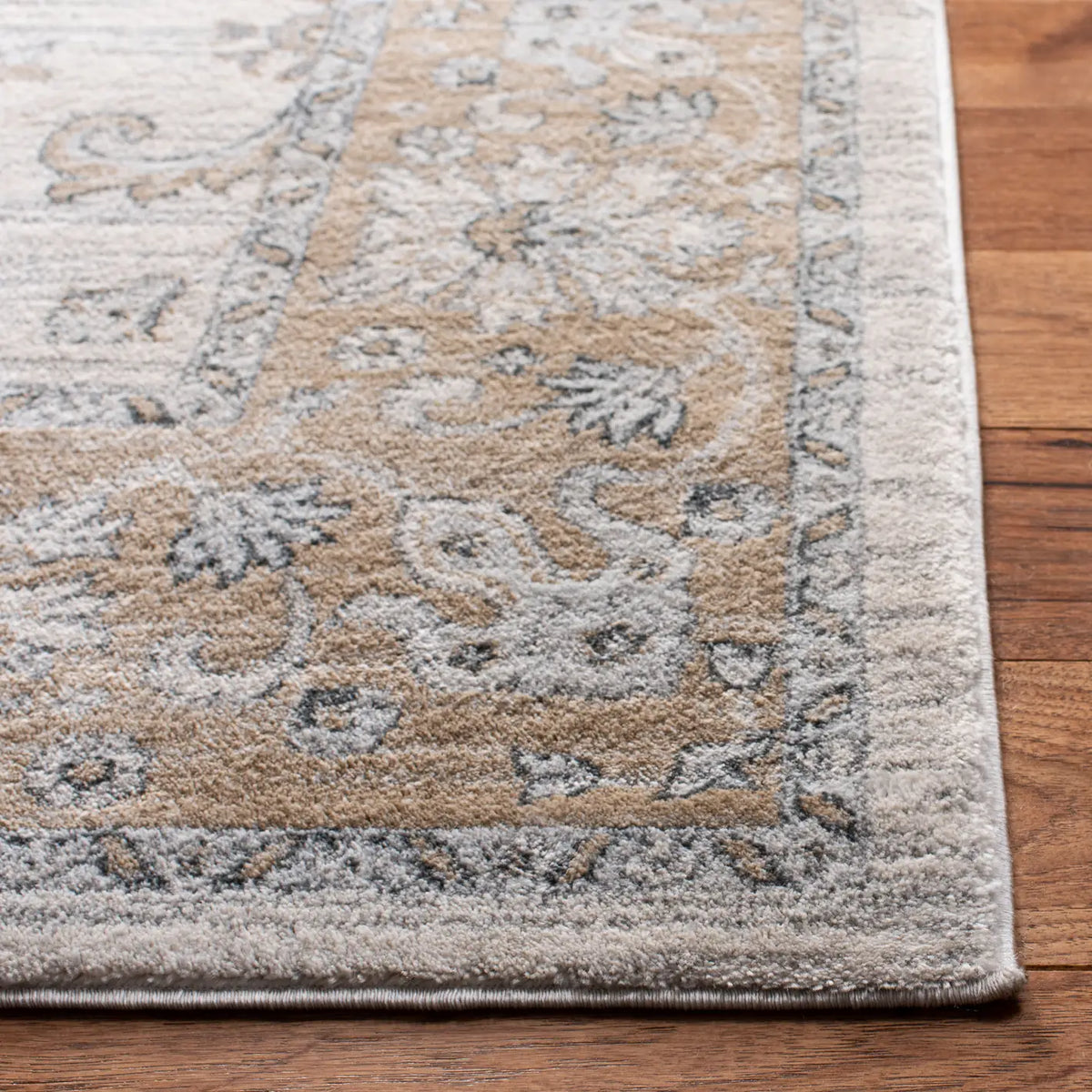 Safavieh Isabella 4'-0" x 6'-0" Rug in Cream / Beige