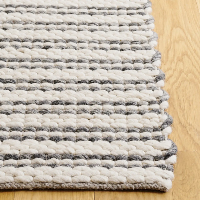 Safavieh Vermont 4'-0" x 6'-0" Rug in Silver / Ivory