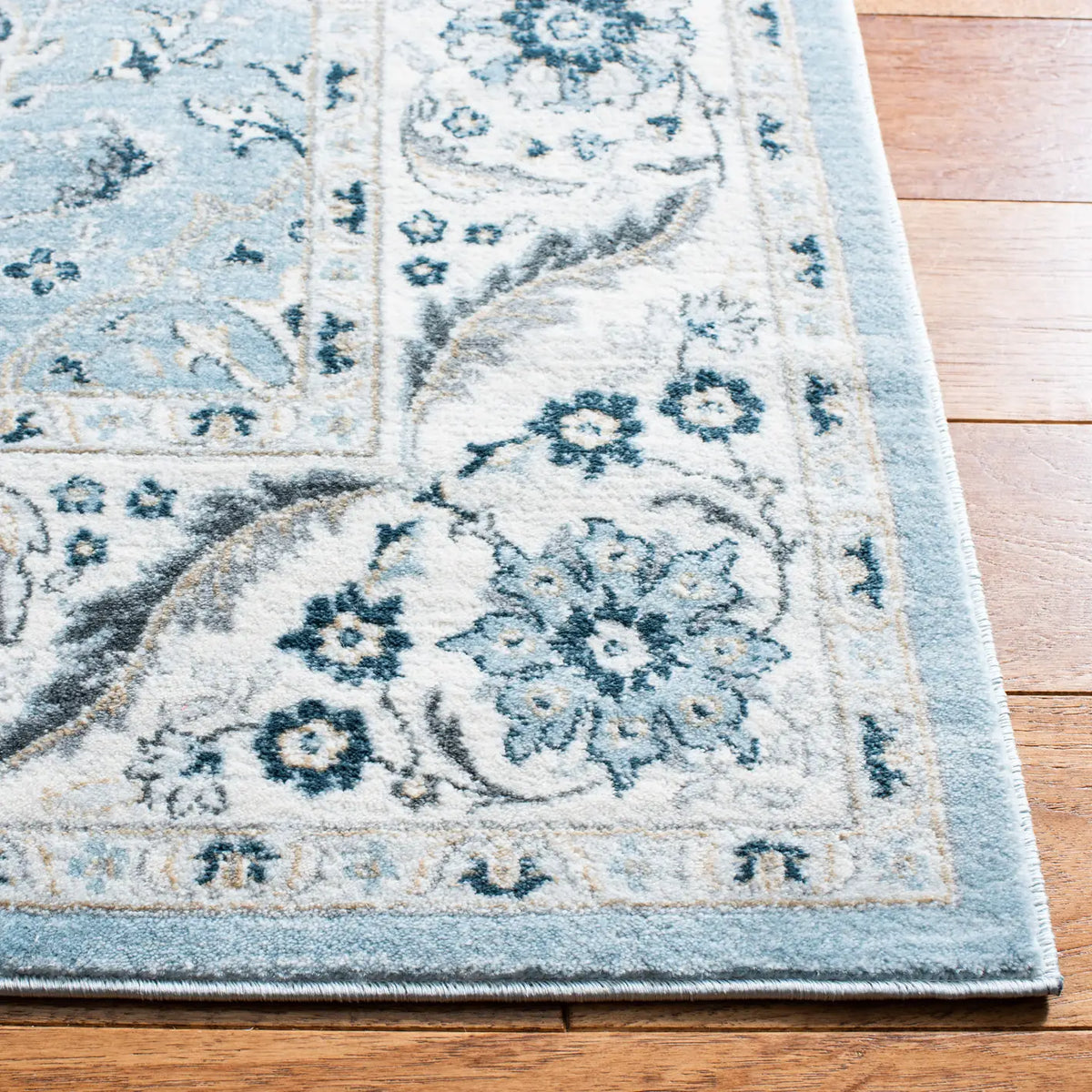 Safavieh Isabella 4'-0" x 6'-0" Rug in Light Blue / Cream