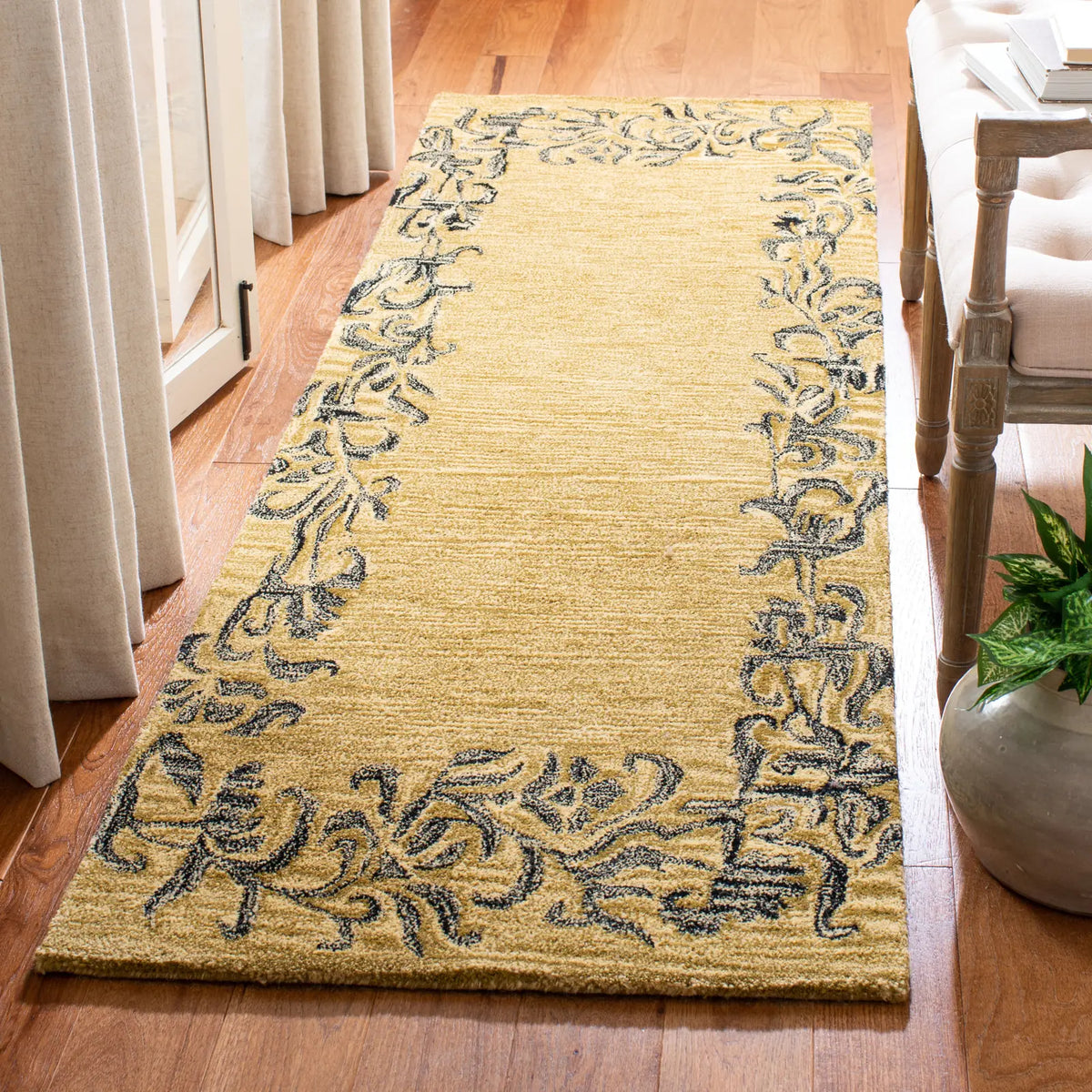 Safavieh Soho 2'-6" x 8'-0" Rug in Gold / Black