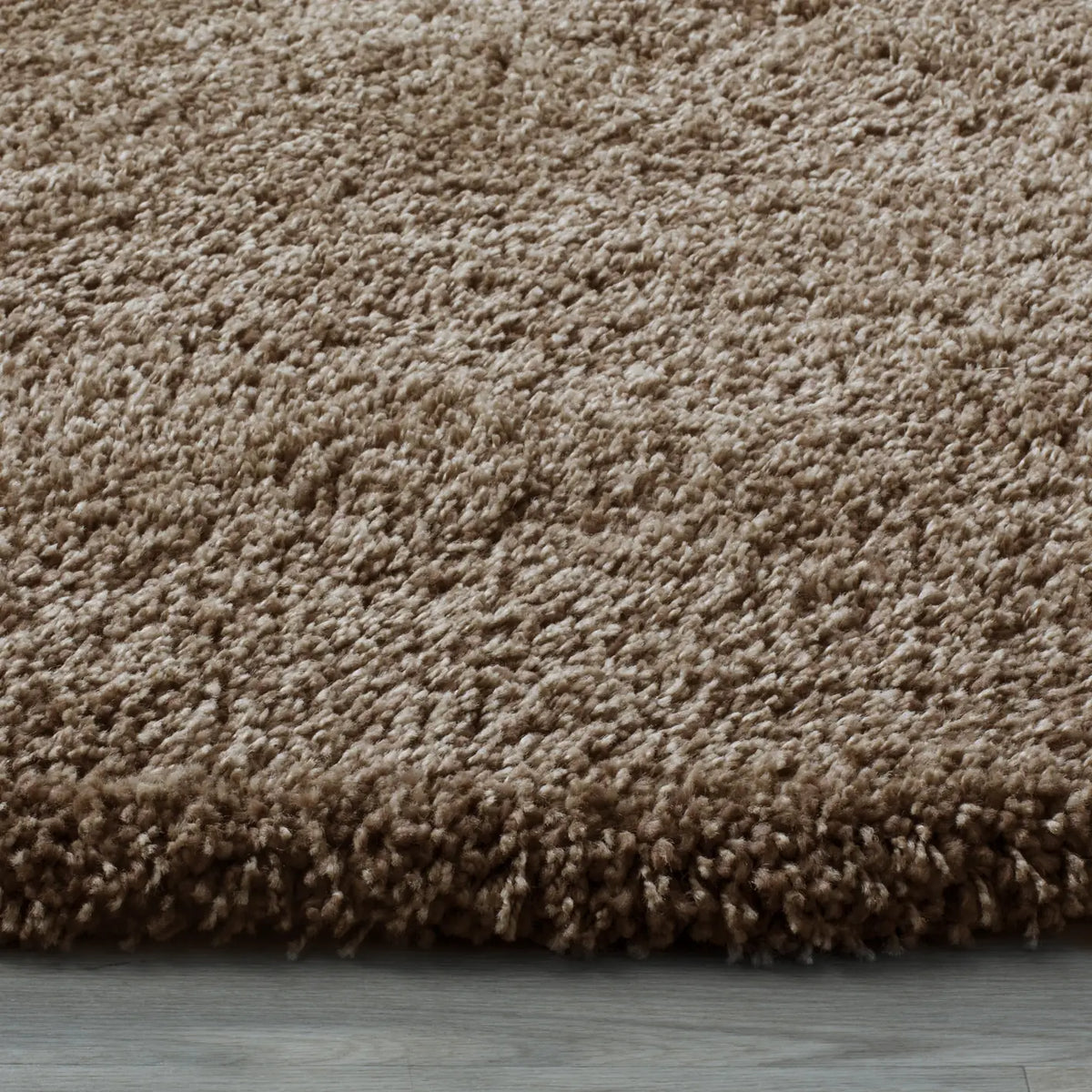 Safavieh Santa Monica Shag 6'-7" x 6'-7" Rug in Taupe