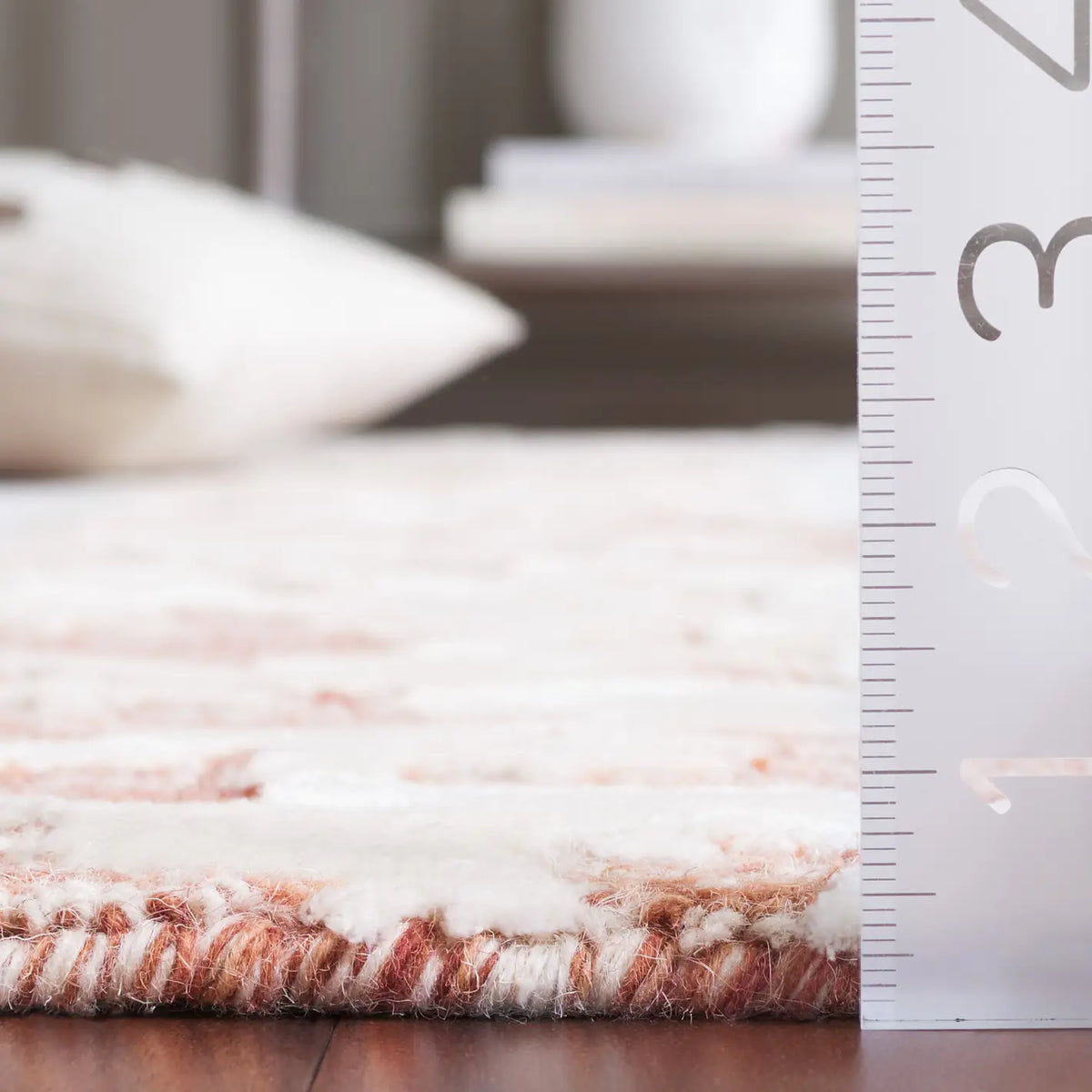 Safavieh Glamour 4'-0" x 6'-0" Rug in Rust / Ivory