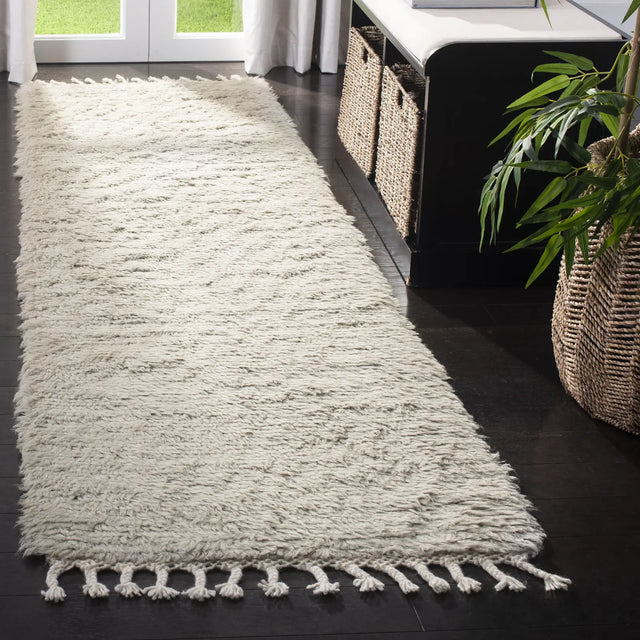 Safavieh Casablanca 2'-3" x 8'-0" Rug in Grey