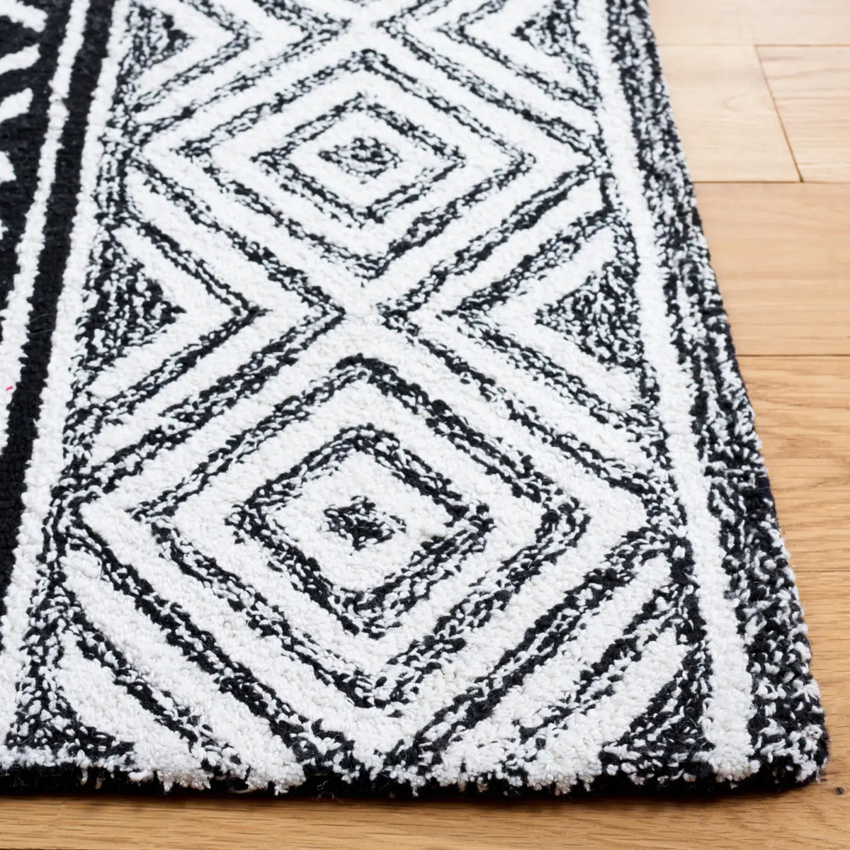 Safavieh Capri 4'-0" x 6'-0" Rug in Ivory / Black