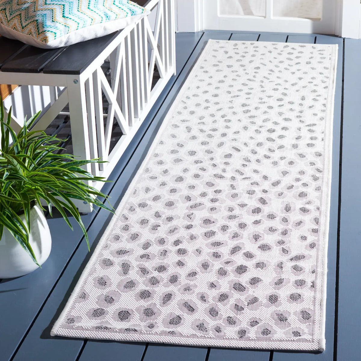 Safavieh Courtyard 2'-3" x 8'-0" Rug in Ivory / Grey