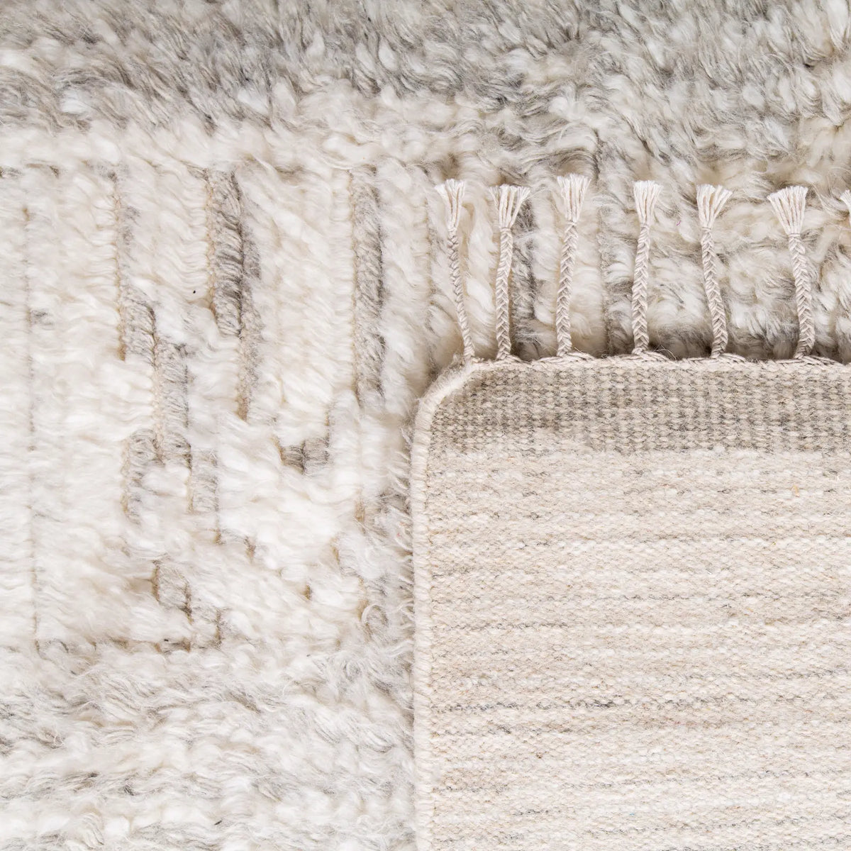 Safavieh Manhattan 4'-0" x 6'-0" Rug in Ivory / Grey