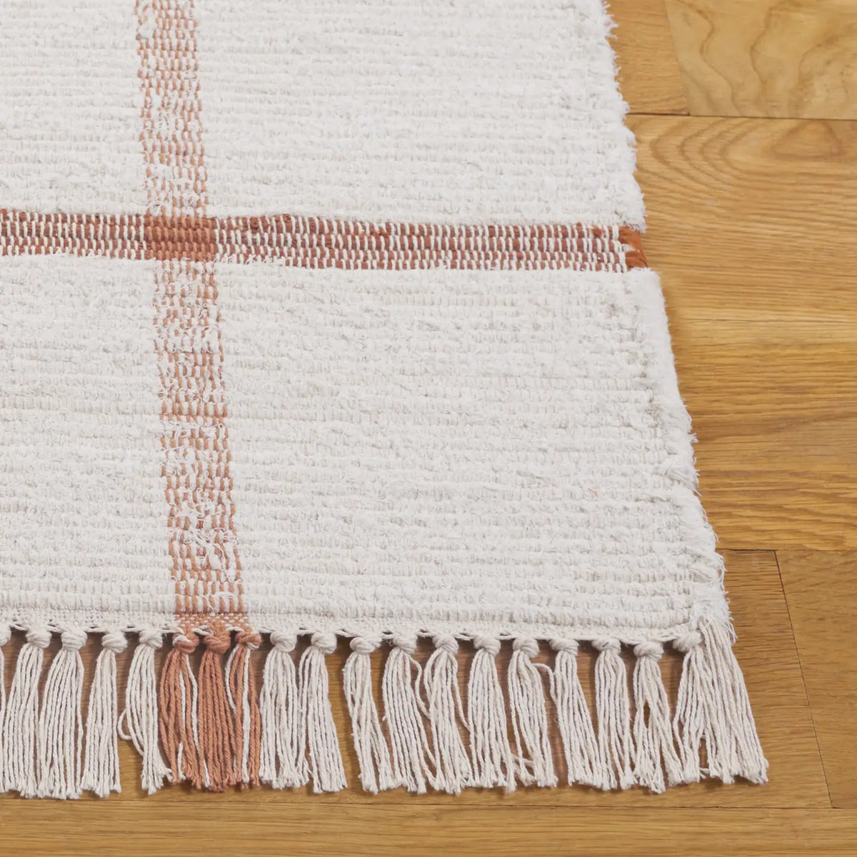 Safavieh Montauk 4'-0" x 6'-0" Rug in Ivory / Rust
