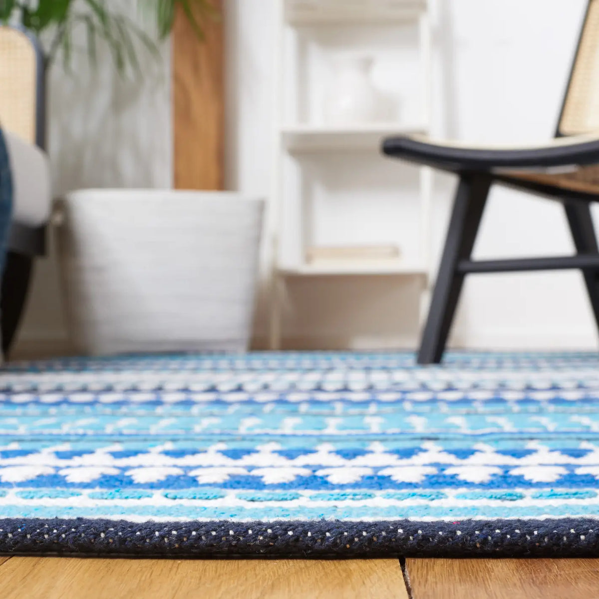 Safavieh Montauk 4'-0" x 6'-0" Rug in Blue / Ivory