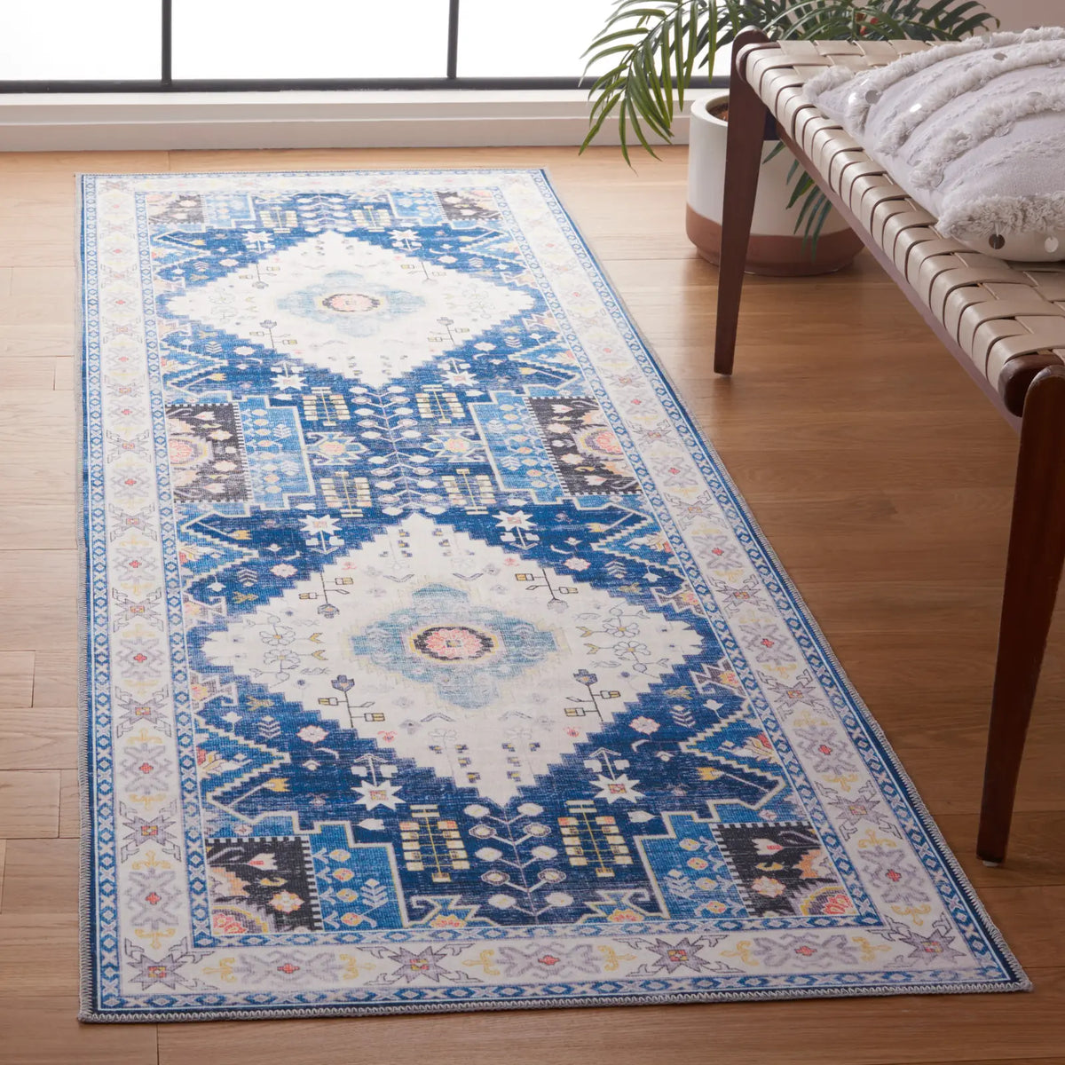 Safavieh Arizona 2'-6" x 8'-0" Rug in Navy / Ivory