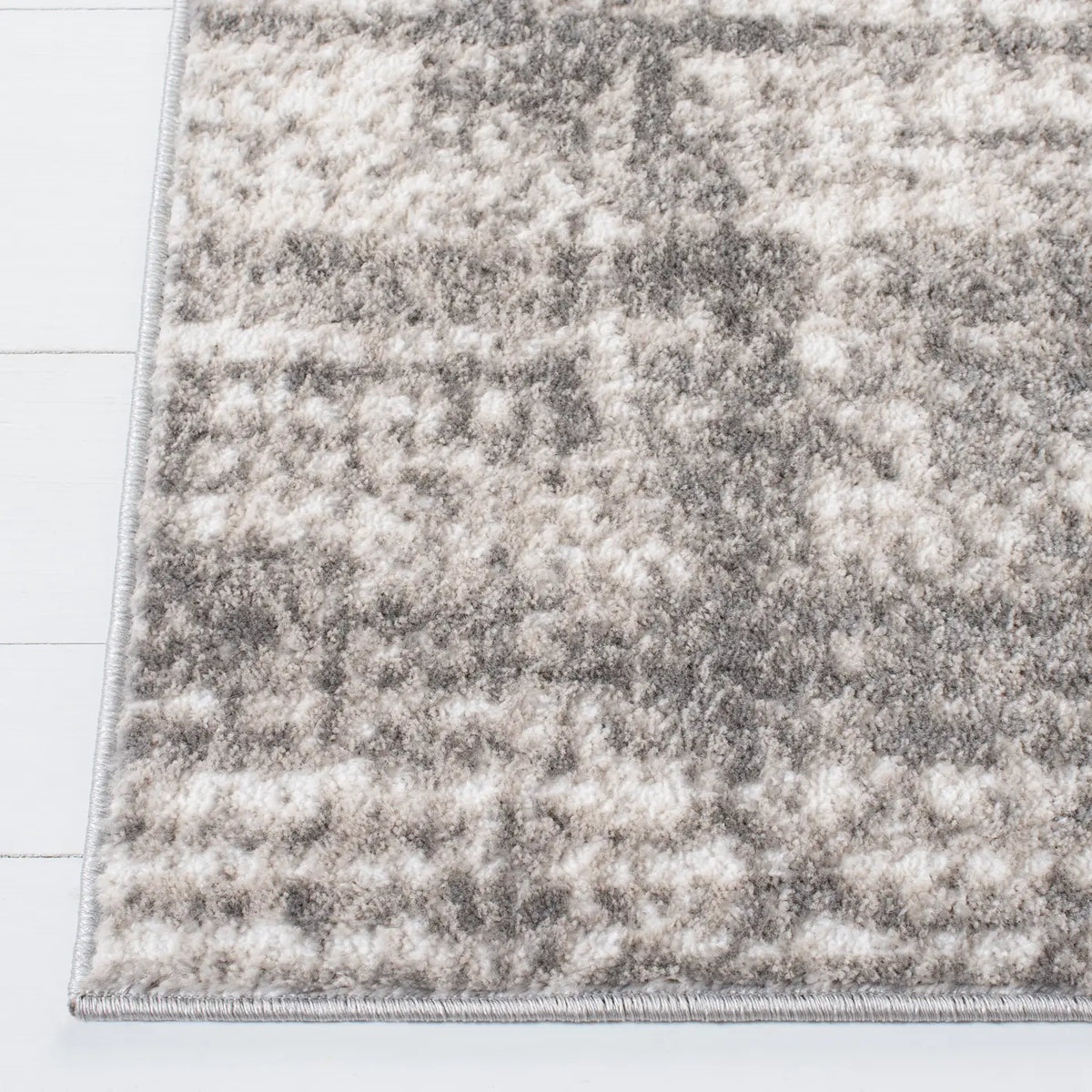 Safavieh Skyler 4'-5" x 6'-5" Rug in Grey / Ivory