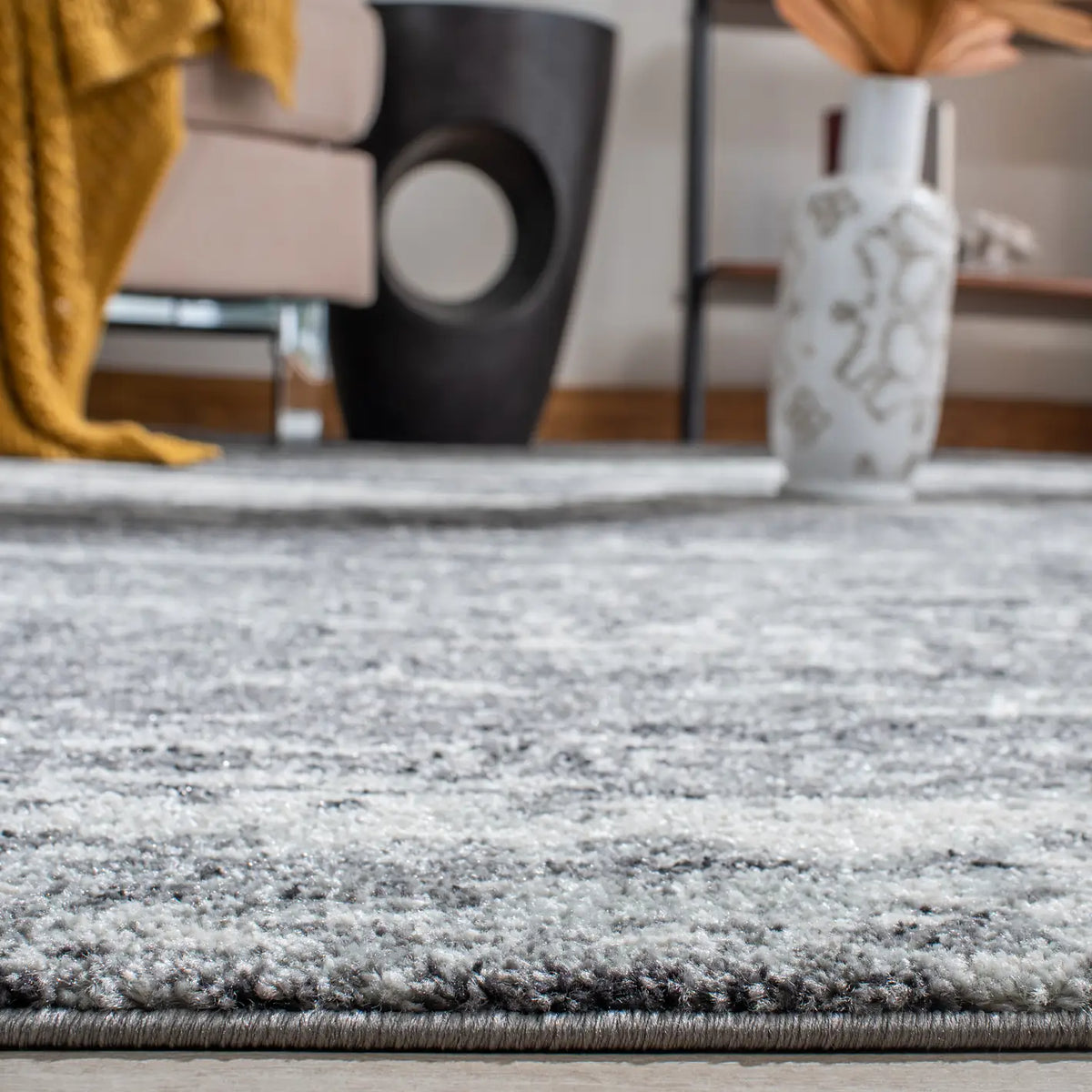 Safavieh Evoke 4'-0" x 6'-0" Rug in Ivory / Grey