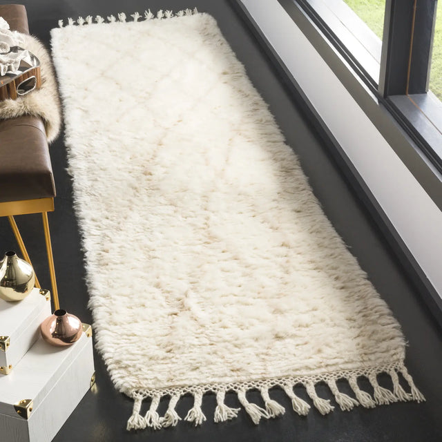 Safavieh Casablanca 2'-3" x 8'-0" Rug in Ivory / Beige