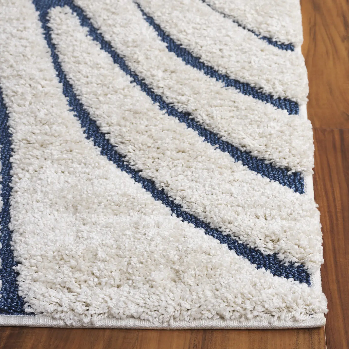 Safavieh Florida Shag 5'-3" x 7'-6" Rug in Cream / Blue