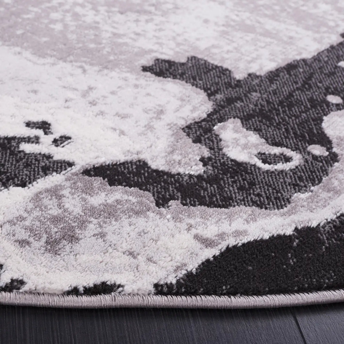 Safavieh Amelia 6'-7" x 6'-7" Rug in Charcoal / Grey