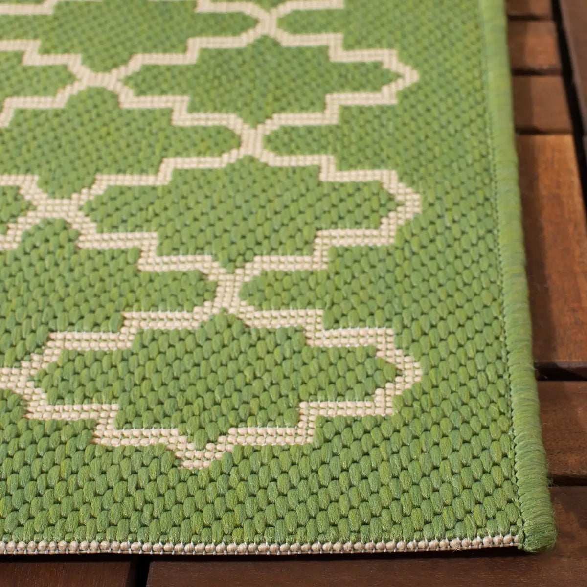 Safavieh Courtyard 4'-0" x 5'-7" Rug in Green / Beige