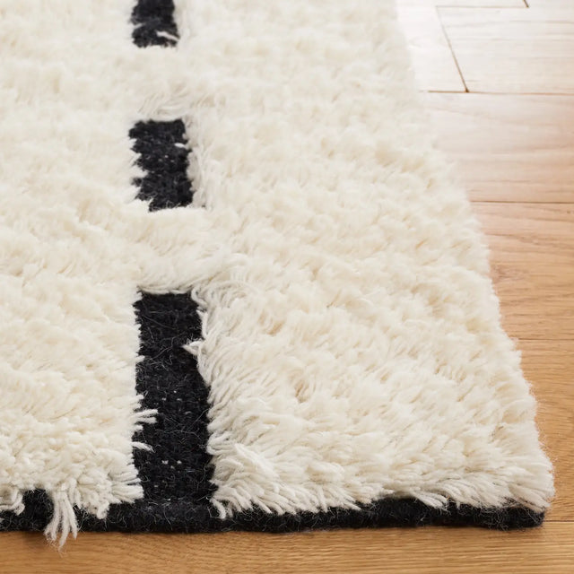 Safavieh Casablanca 4'-0" x 6'-0" Rug in Black / Ivory