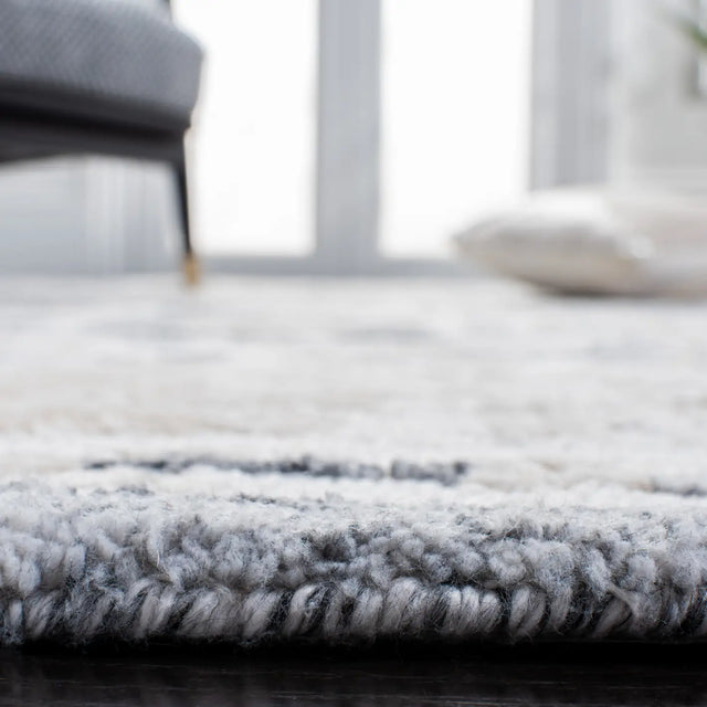 Safavieh Glamour 5'-0" x 8'-0" Rug in Light Brown / Grey