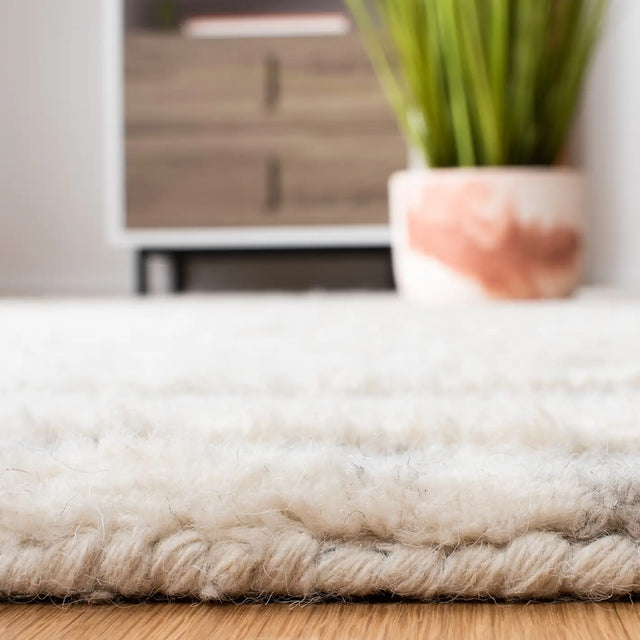 Safavieh Manhattan 4'-0" x 6'-0" Rug in Grey / Ivory