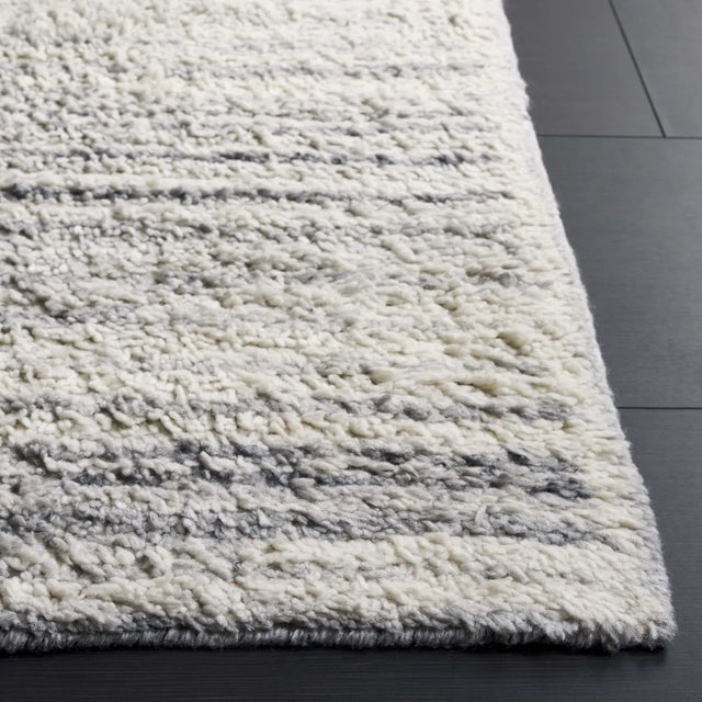 Safavieh Vermont 4'-0" x 6'-0" Rug in Ivory / Grey