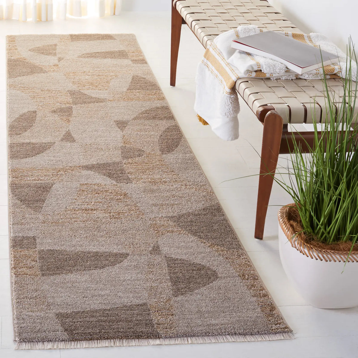 Safavieh Lasa 2'-3" x 8'-0" Rug in Taupe / Gold