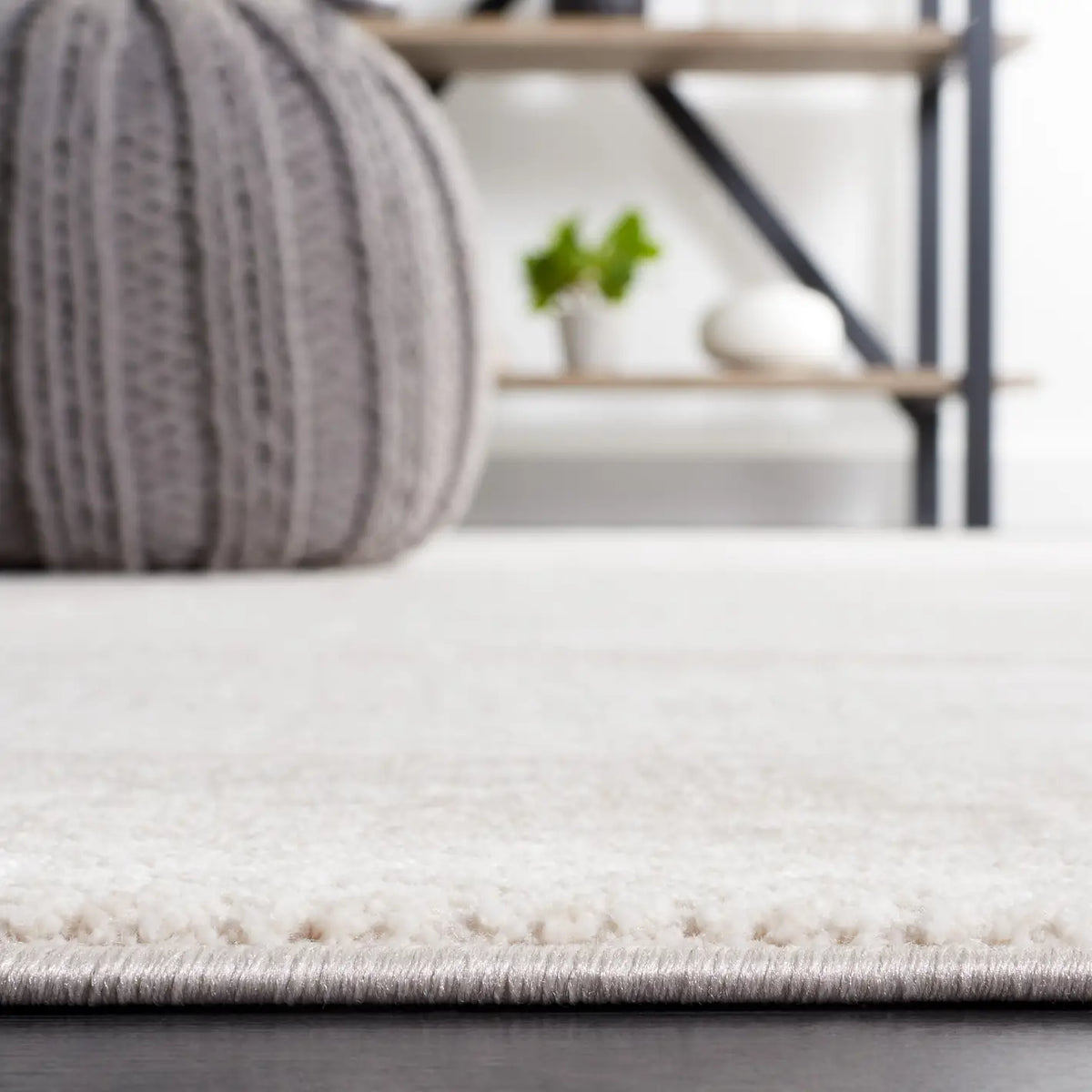 Safavieh Continental 4'-0" x 6'-0" Rug in Ivory / Beige