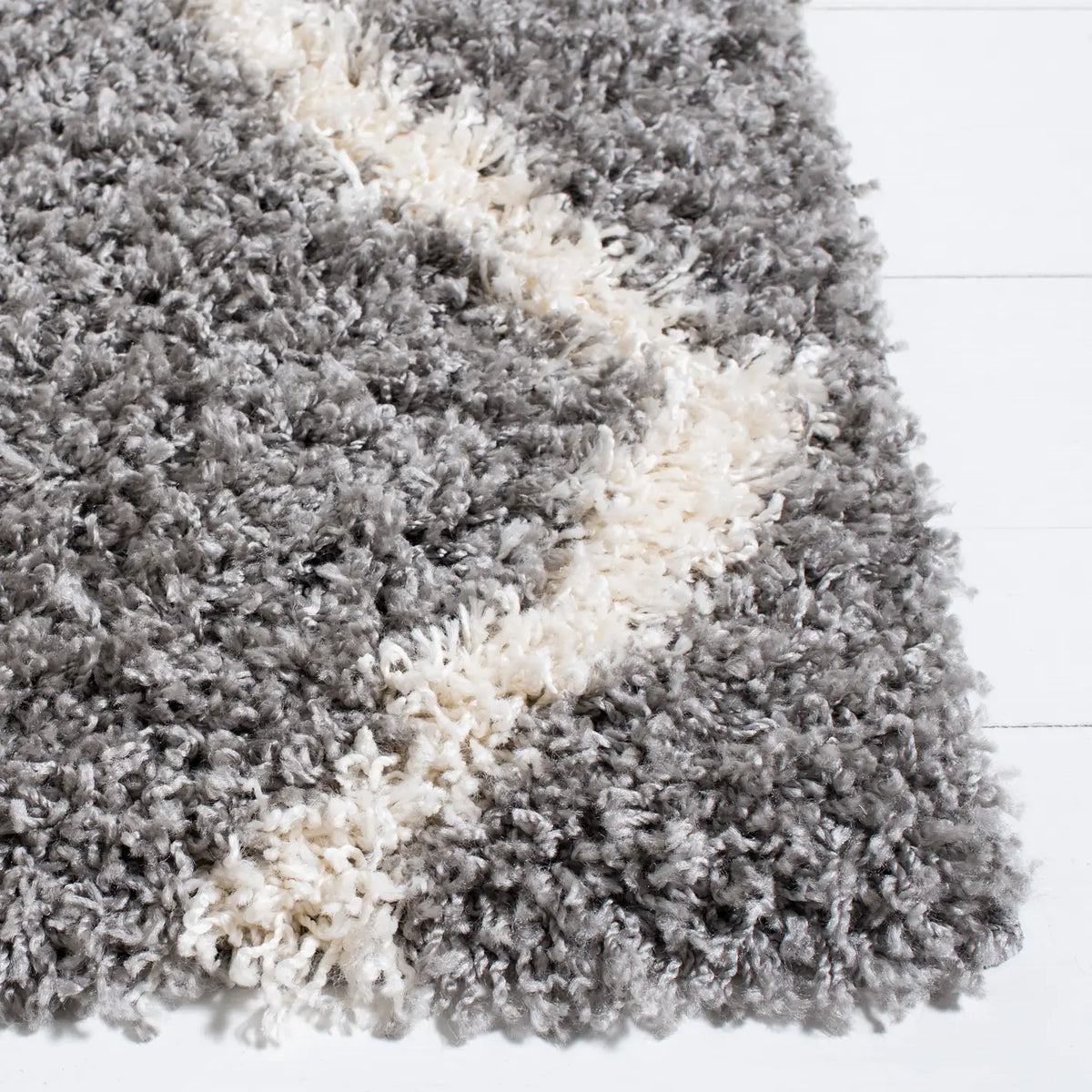 Safavieh Venus Shag 500 4'-0" x 6'-0" Rug in Grey / Ivory
