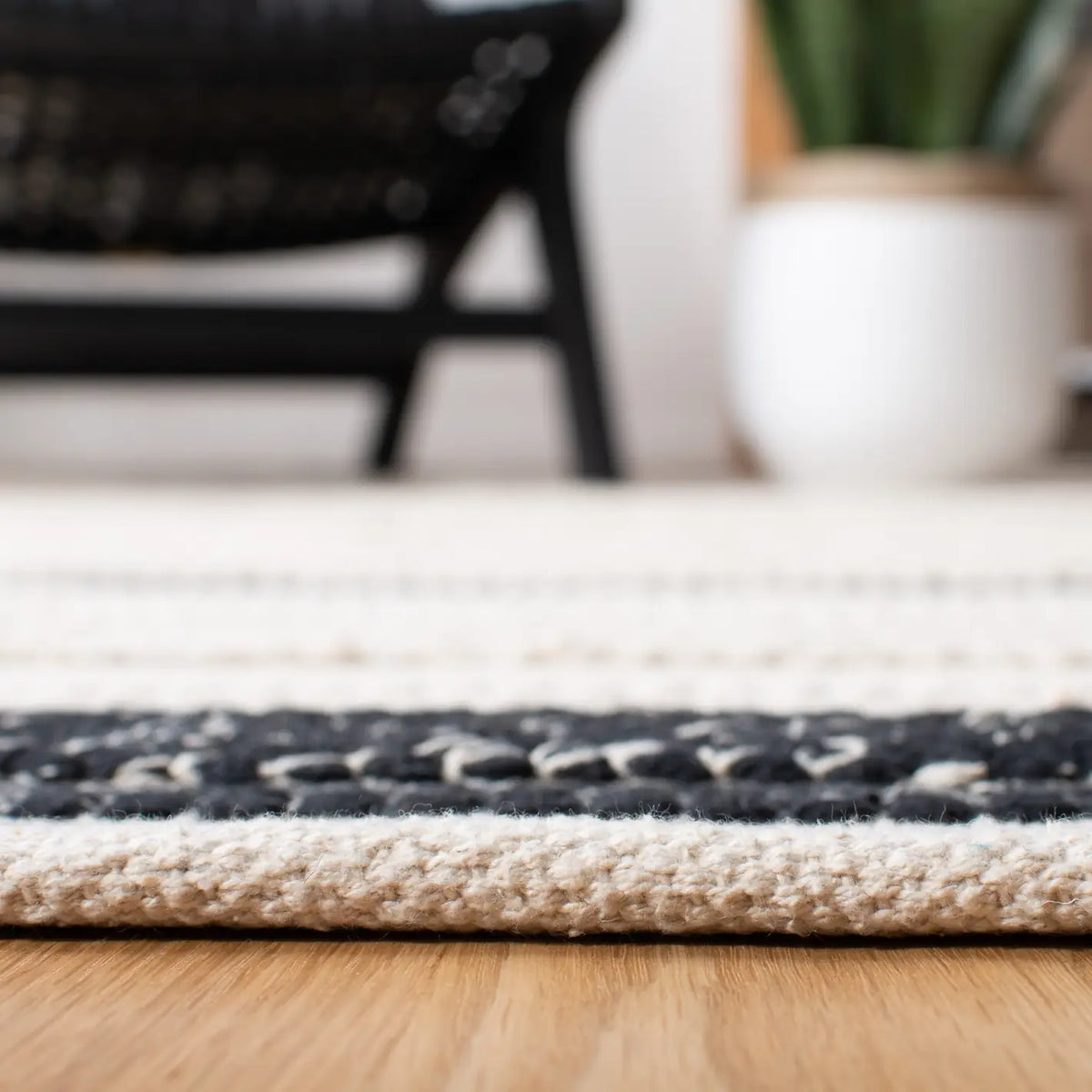 Safavieh Striped Kilim 4'-0" x 6'-0" Rug in Ivory / Black