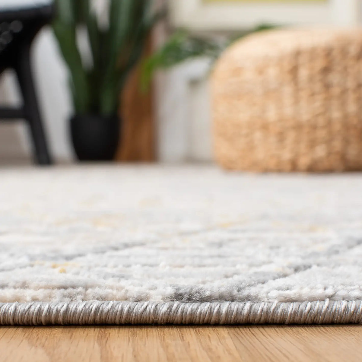 Safavieh Lagoon 4'-0" x 6'-0" Rug in Grey / Gold