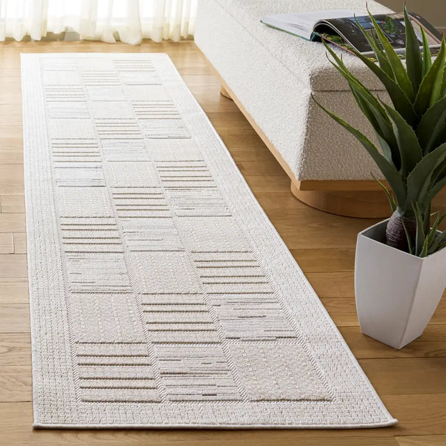 Safavieh Veranda 2'-2" x 9'-0" Rug in Ivory / Beige