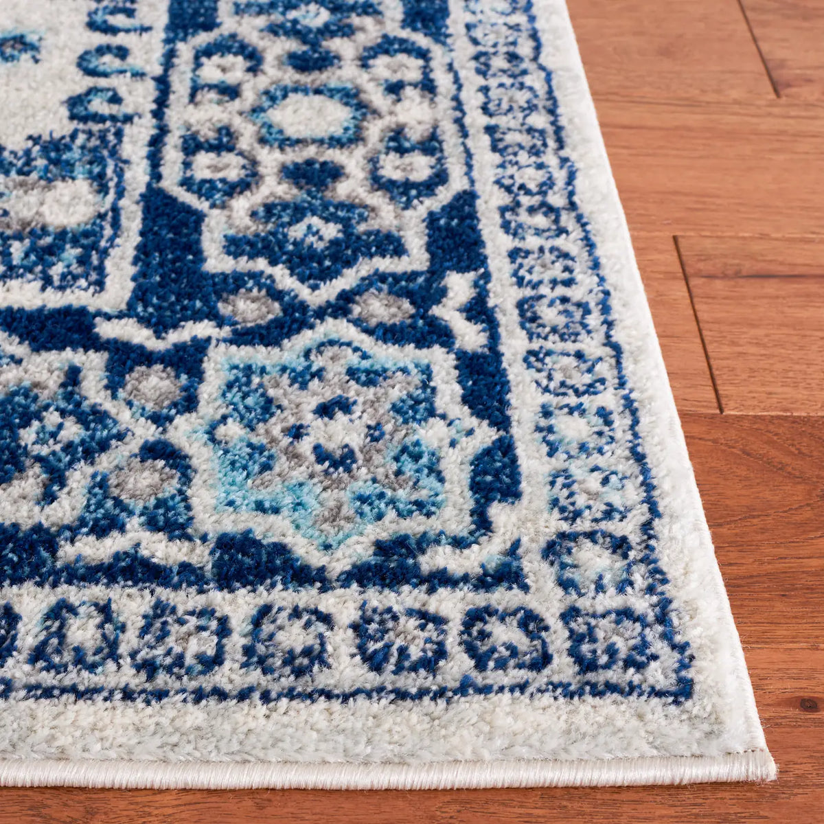 Safavieh Tulum 4'-0" x 6'-0" Rug in Ivory / Blue