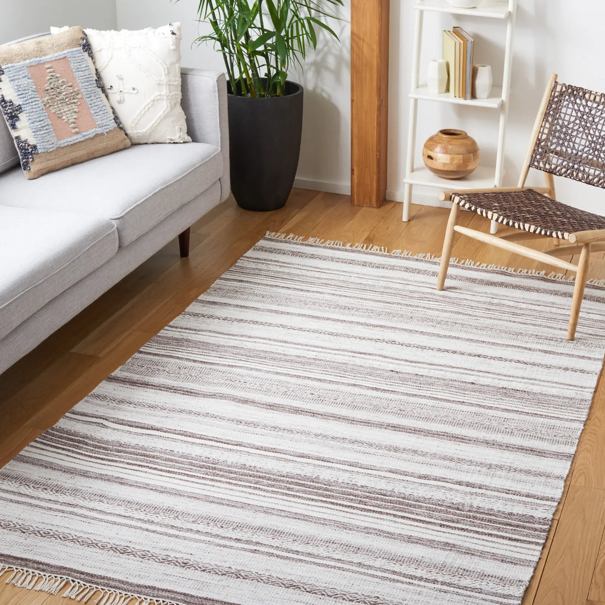 Safavieh Striped Kilim 4'-0" x 6'-0" Rug in Brown / Ivory