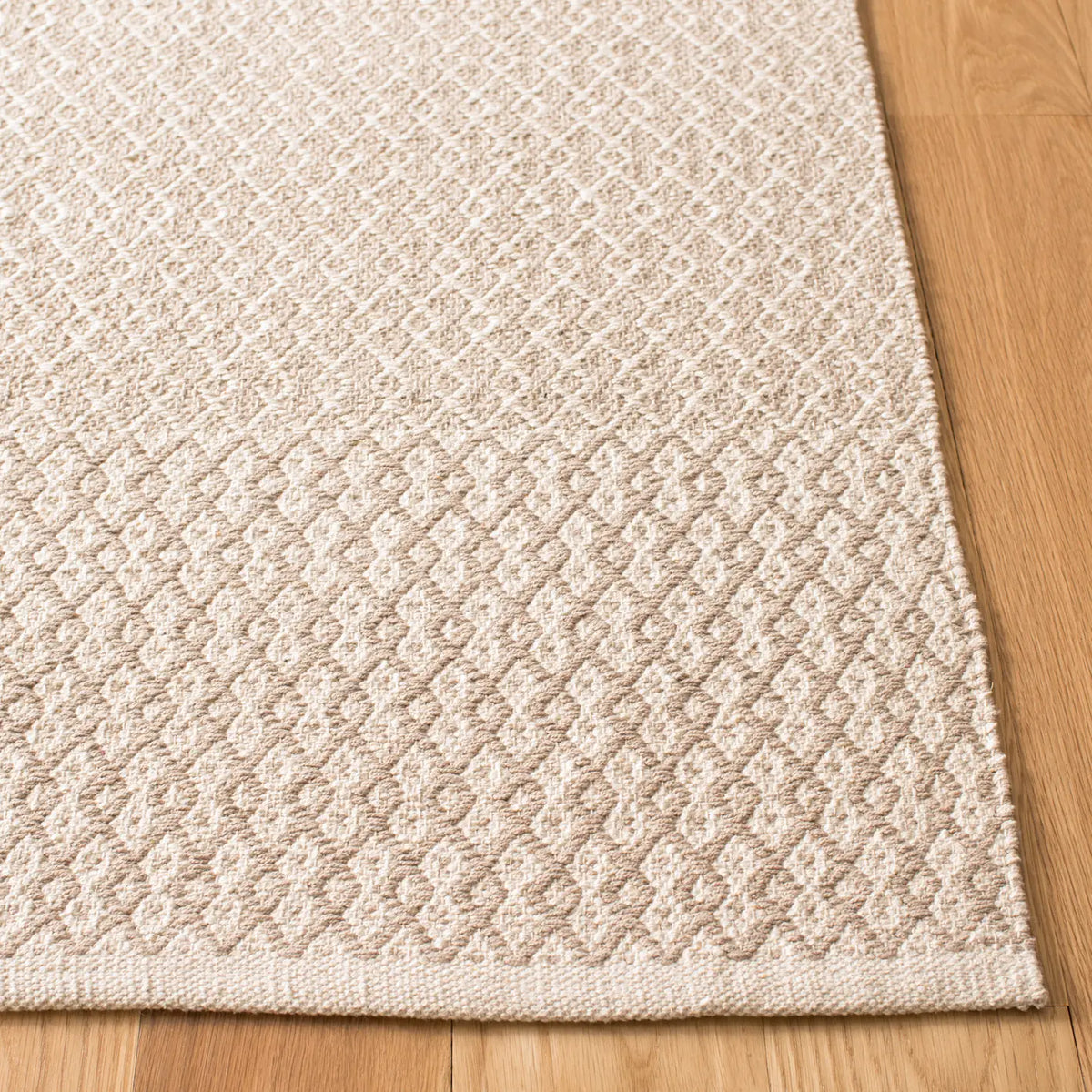 Safavieh Montauk 5'-0" x 8'-0" Rug in Ivory / Grey