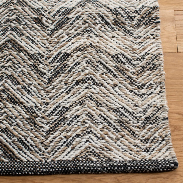 Safavieh Kilim 4'-0" x 6'-0" Rug in Beige / Black
