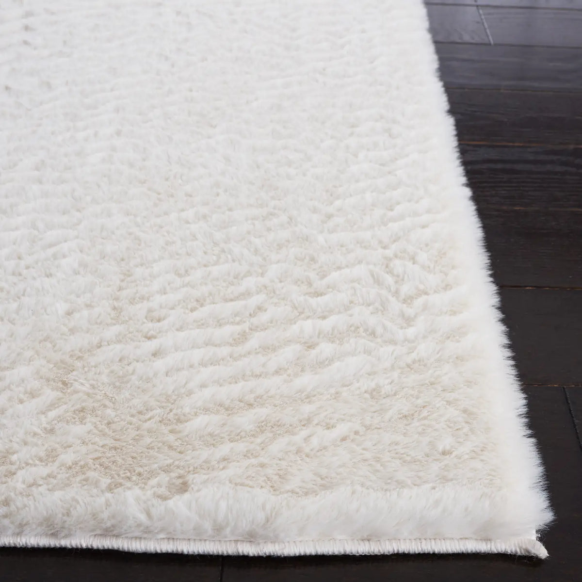 Safavieh Faux Rabbit Fur 5'-0" x 7'-0" Rug in Off White