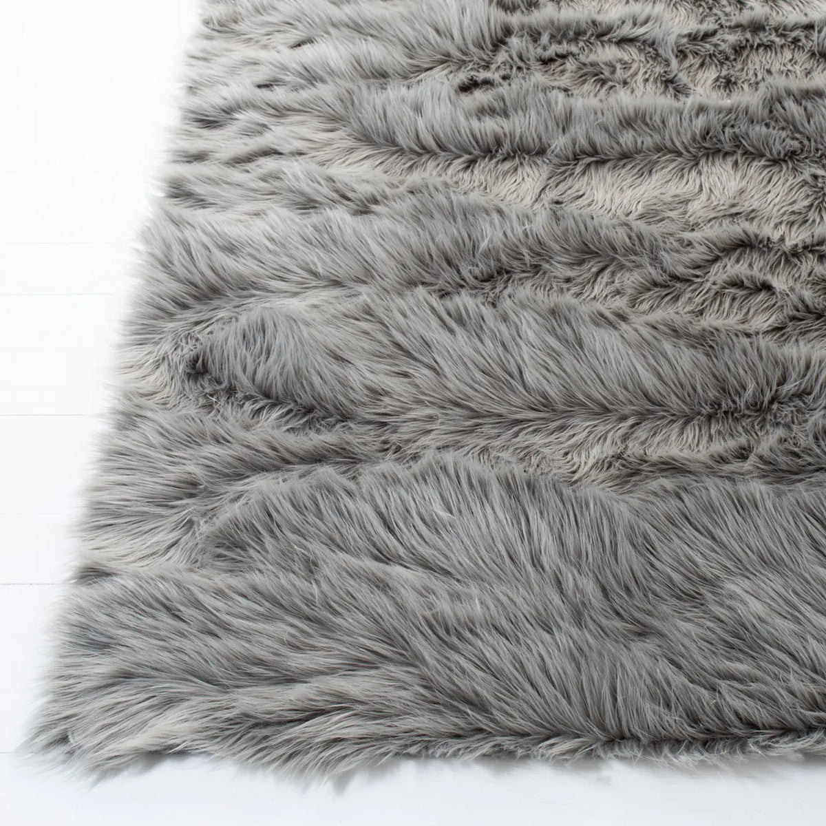 Safavieh Faux Sheep Skin 4'-0" x 6'-0" Rug in Grey