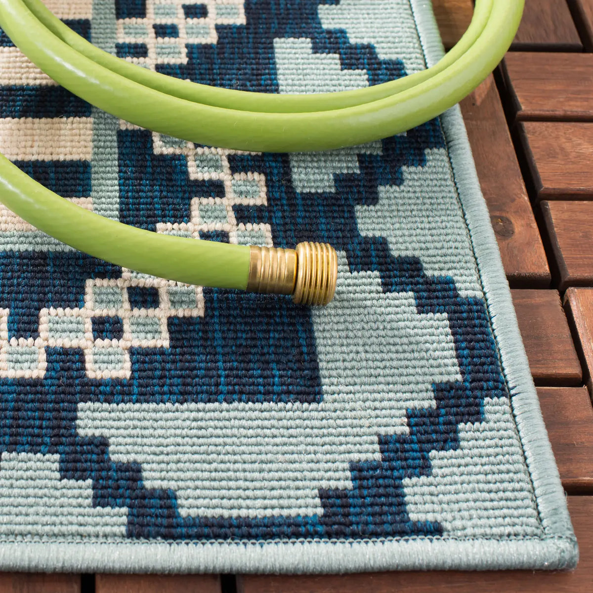 Safavieh Veranda 4'-0" x 5'-7" Rug in Turquoise / Blue